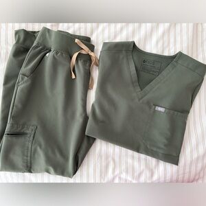 FIGS Women’s Scrub Set